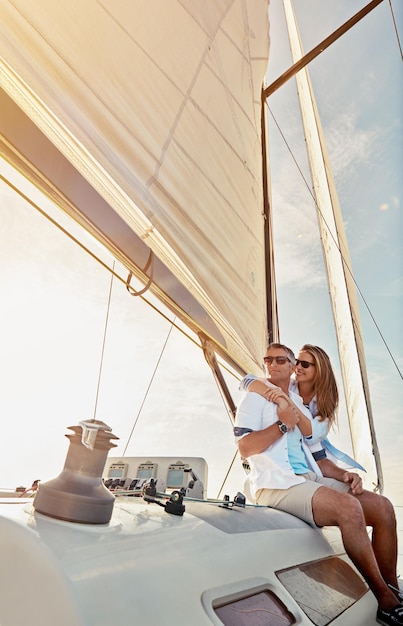 Инвестиции в путешествия и роскошь с парой на яхте для успеха, расслабления и богатства в пенсионном путешествии Богатая любовь и корабельное хобби с бэби-бумерами, мужчиной и женщиной, плывущими на лодке для тропических каникул