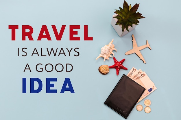 写真 旅行は常に良い考えです碑文木製飛行機パスポート紙幣と青い背景のユーロ硬貨シェル旅行の概念