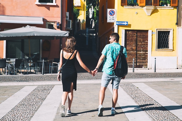 イタリア旅行。イタリアの通りとカフェを背景にしたヴェローナの恋人たち。