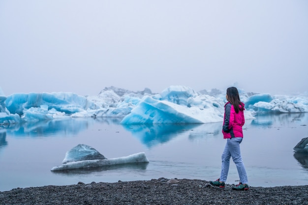 Foto viaggia nella laguna glaciale di jokulsarlon in islanda.