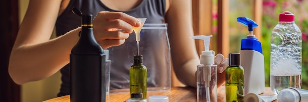 Foto kit di viaggio per il trasporto di cosmetici su un aereo i cosmetici sono pronti per essere versati in piccole bottiglie una donna sposta i cosmetici per portarli con sé banner long format