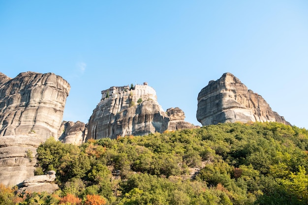 Photo travel landmark meteora monastery on the top of thessaly mountains