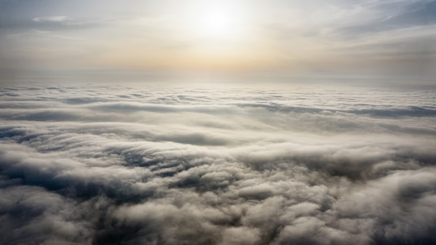 旅行とレジャー、コンセプト、雲の上を飛ぶドローン、精神的な雰囲気。