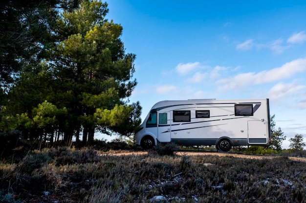 旅行とレジャー RV 車キャンピングカー コンセプト ライフ スタイル グリッドから離れた生活と休日旅行のための自由な自然の目的地 現代の輸送家族車 代替ホーム