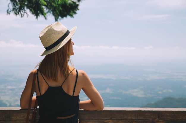 旅行ライフスタイルの概念山の美しい若い女性