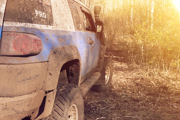 Photo travel off-road on a mountain road in a 4x4 car. beautiful nature sunset