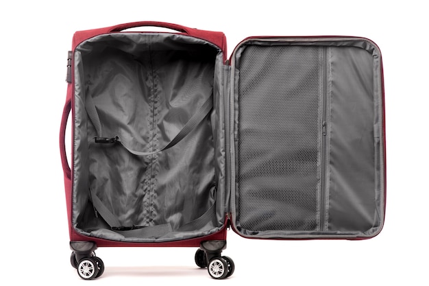 白い背景で隔離の赤いスーツケースを開いて旅行します。