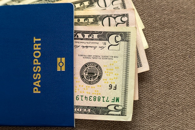 Passaporto e soldi di viaggio, banconote americane delle banconote in dollari sul fondo dello spazio della copia, vista superiore. concetto di problemi di viaggio e finanza.