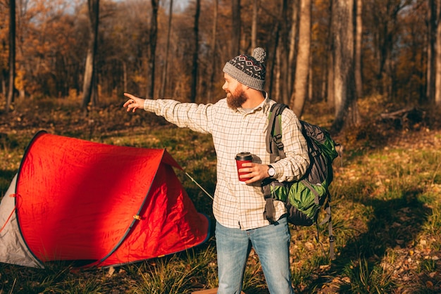 Viaggi, persone e stile di vita sano. giovane uomo in rilievo, con indosso uno zaino