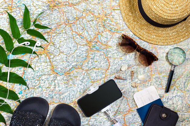 Photo travel plan trip vacation accessories for trip tourism mockup outfit of traveler on map background