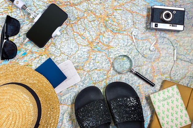 План путешествия, аксессуары для отпуска, путешествия, туристический макет, наряд путешественника на фоне карты