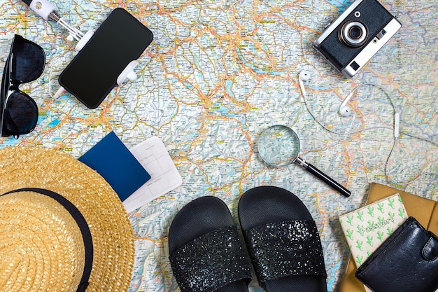 Accessori per le vacanze di viaggio del piano di viaggio per l'outfit mockup del turismo di viaggio del viaggiatore sullo sfondo della mappa