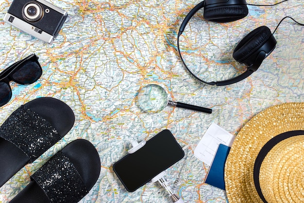План путешествия, аксессуары для отпуска, путешествия, туристический макет, наряд путешественника на фоне карты