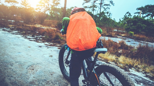 野生のマウンテンバイクをリラックスさせる旅