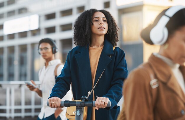 Foto scooter da viaggio e donna d'affari in città o in strada con mezzi di trasporto eco-compatibili tecnologia di sostenibilità o dipendente di colore che si reca al lavoro su un ciclomotore elettrico per ridurre l'impronta di carbonio