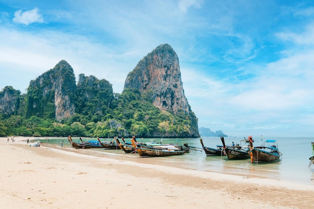 タイ海とボートで海とロッキー山脈を旅する