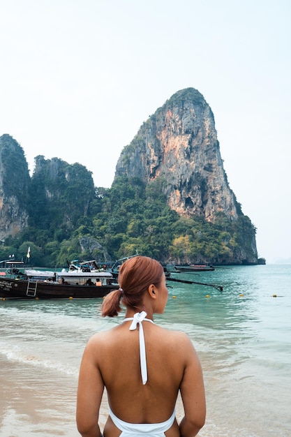 夏の海と熱帯の島への旅行