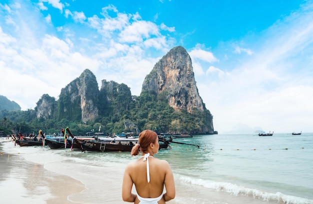 夏の海と熱帯の島への旅行