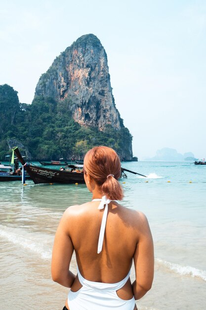 夏の海と熱帯の島への旅行