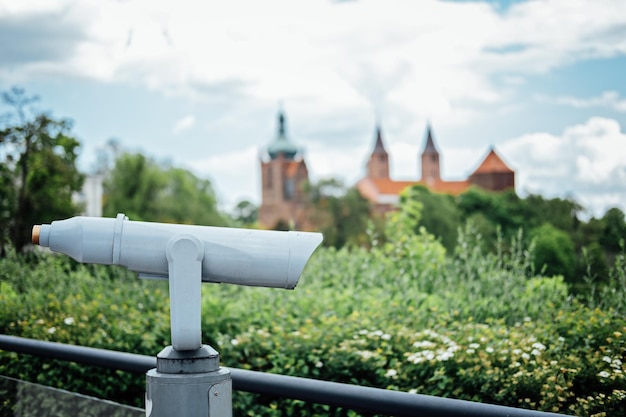 Telescopio binocolo grigio di viaggio turistico nel binocolo vista città nel punto di vista