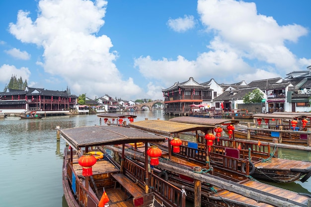 Photo travel in stone bridge boat and water town in zhouzhuang village in shanghai city china