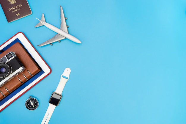 Travel Technology-gadget en accessoires op blauwe exemplaarruimte