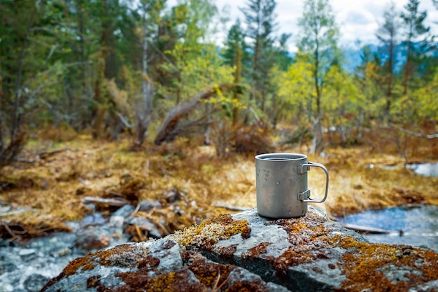 トラベルチタンカップ。野生への旅の途中で昼食。キャンプライフスタイル美しい自然ノルウェー。