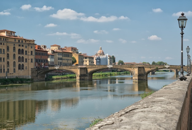 イタリアへの旅-フィレンツェ市内のポンテアラカライア橋とアルノ川