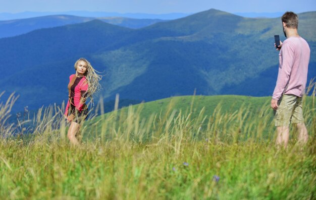 Foto viaggiare insieme con la cara coppia che fa foto coppia innamorata che fa escursioni in montagna che scattano ricordi uomo e donna che posano per la foto del cellulare facciamo una foto concetto di vacanza estiva un altro colpo