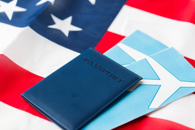 Фото Путешествия, туризм, эмиграция и визовая концепция - американский национальный флаг, паспорт и авиабилеты