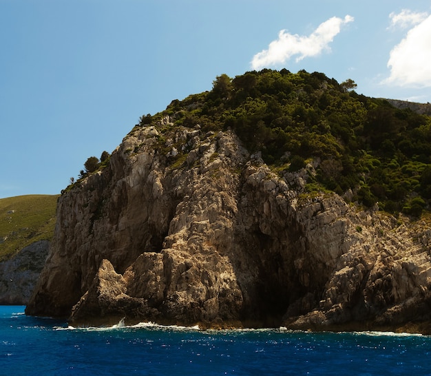 여행 및 관광 개념 - 그리스 자킨토스 섬의 푸른 동굴