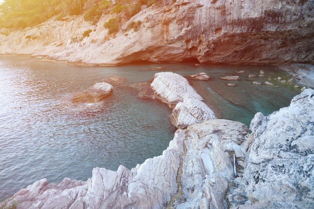 トルコ エーゲ海と岩礁湖の風景自然の旅