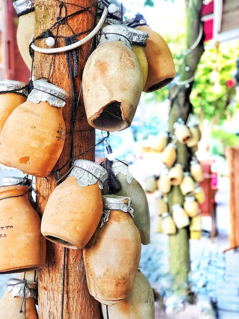 Foto viaggio in turchia concetto tradizionale decorazione fatta a mano vasi di argilla appesi sulla strada