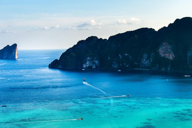 Путешествие отпуск фон Тропический остров с курортами Остров Пхи-Пхи Провинция Краби Таиланд