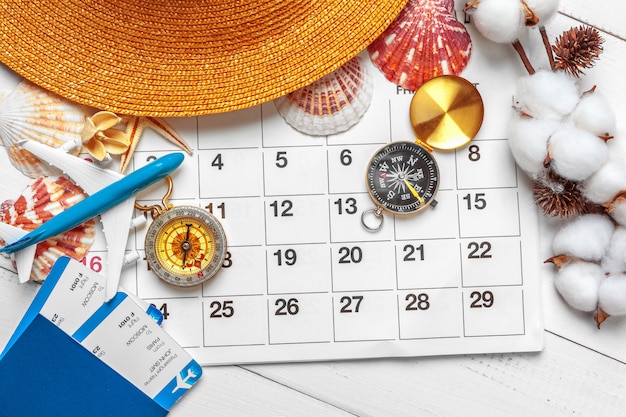 Concetto di viaggio e vacanza, bussola sul calendario planner