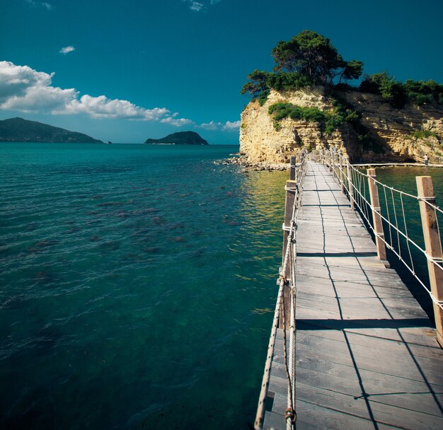 Concetto di viaggio e vacanza - zante, un ponte per l'isola