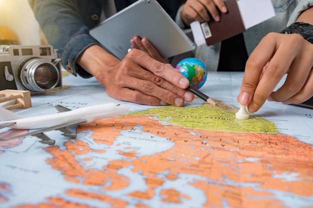 Foto pianificazione della mappa del turismo delle vacanze di viaggio - piano di viaggio, vacanza di viaggio, mockup del turismo, abbigliamento del viaggiatore.