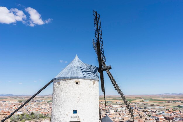 旅行、スペイン、トレドのコンスエグラの風車。彼らは穀物畑を挽くのに役立ちました