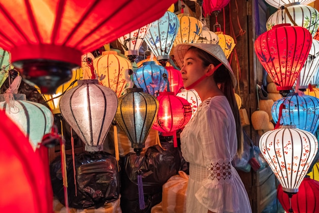 ホイアン、ベトナムで提灯を選ぶ旅行女性