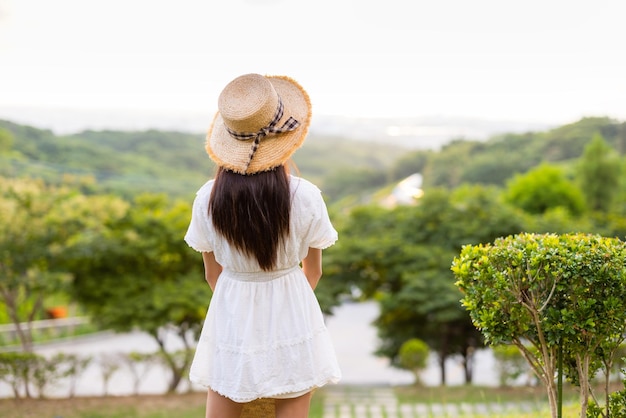 Photo travel woman enjoy the beautiful scenery view