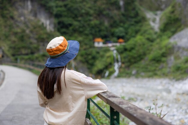 Photo travel woman go hiking in taiwan taroko national park in taiwan