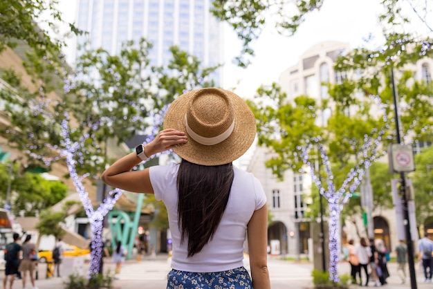 Foto donna di viaggio vai a visitare la città di taipei