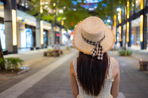 台北市のXinyi地区に旅行する女性夕方