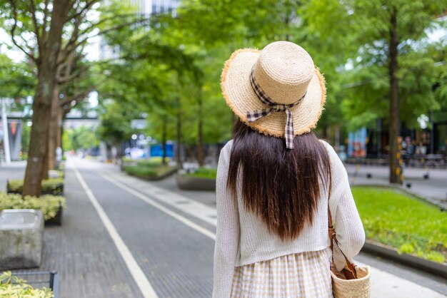 台北市のXinyi地区に旅行する女性