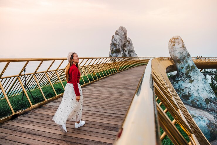 Photo travel woman at golden bridge in ba na hills ,danang vietnam