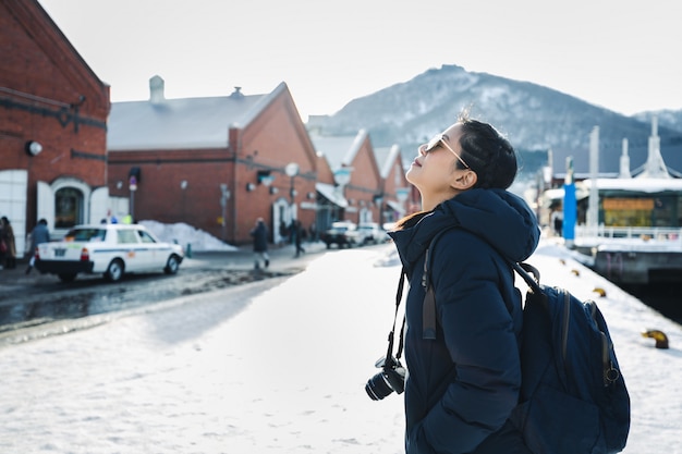 冬の季節に旅行女性