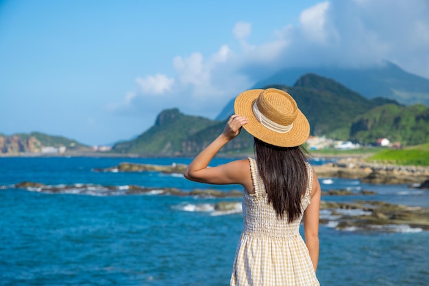 旅する女性は海を見る