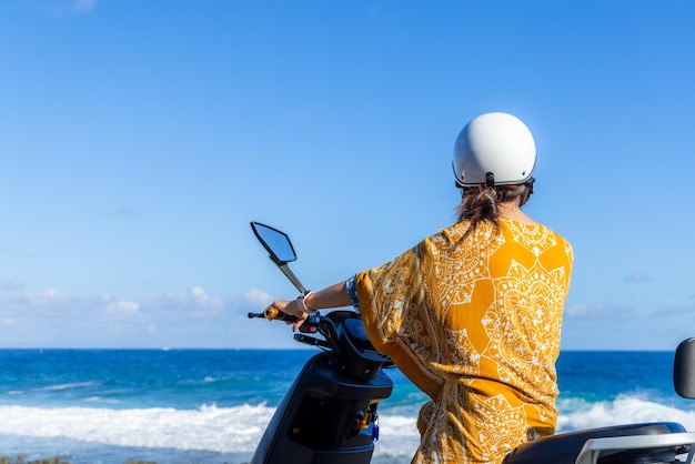 Photo travel woman ride a motor bike in liuqiu island at taiwan