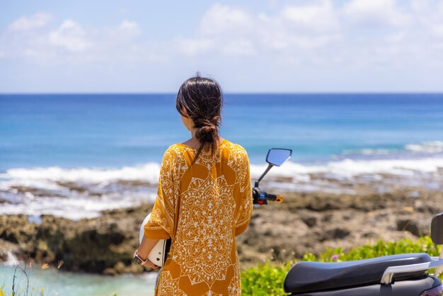 Photo travel woman ride a motor bike in liuqiu island at taiwan