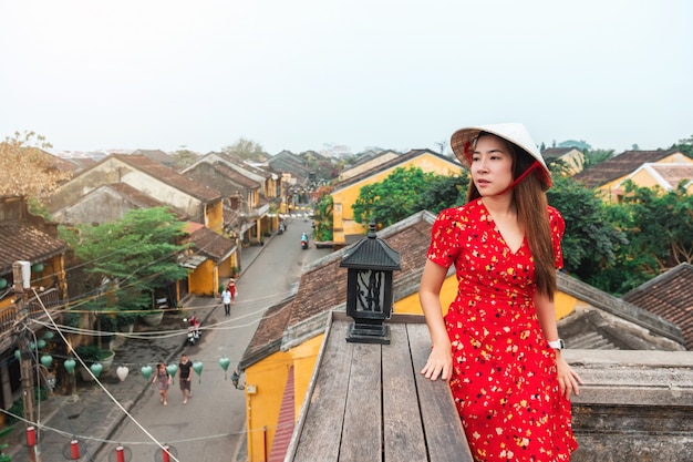 Foto donna di viaggio a streets of hoi an, vietnam